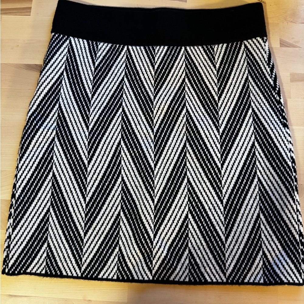 Ann Taylor Black and White Patterned Skirt